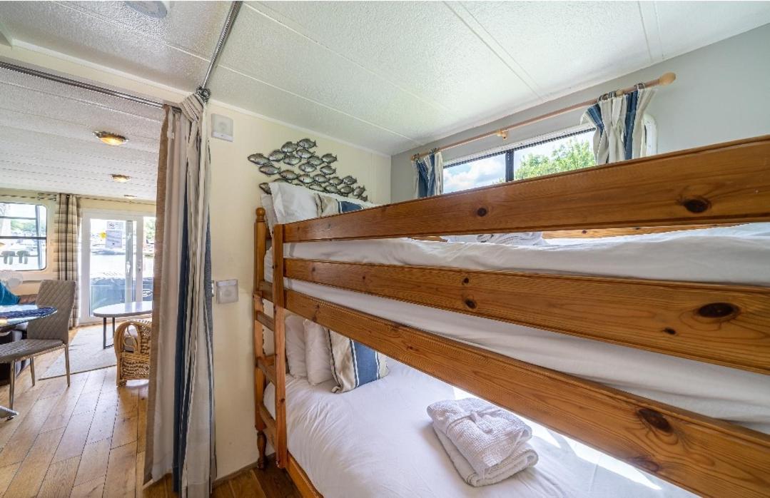 Bluebird House-Boat Hotell East Molesey Exteriör bild