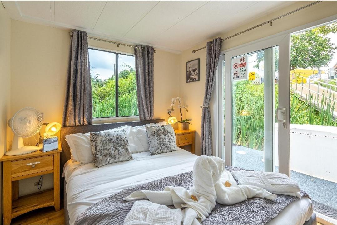 Bluebird House-Boat Hotell East Molesey Exteriör bild