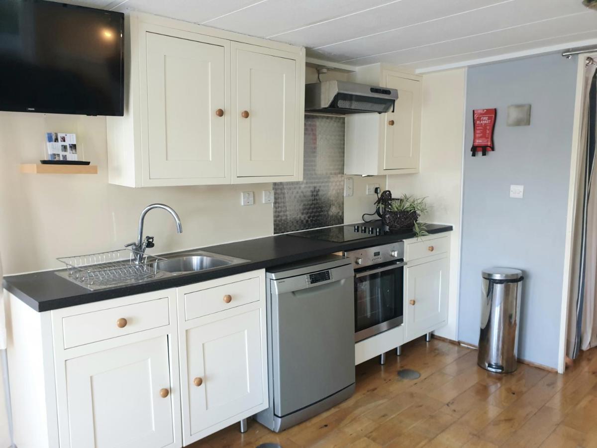 Bluebird House-Boat Hotell East Molesey Exteriör bild
